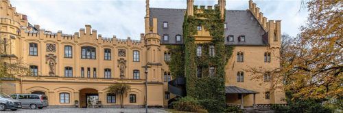 Die staatlich anerkannte Realschule sowie Fachoberschule sind im historischen Gebäude des Schlosses Brannenburg untergebracht. Foto thomae