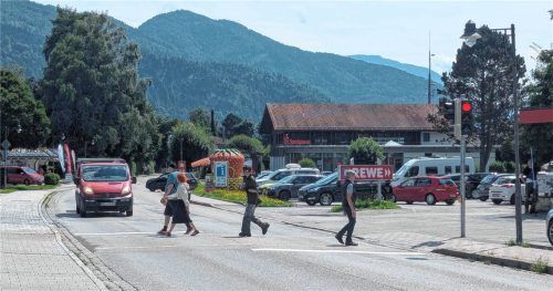 Die stark frequentierte Querungshilfe über die Kufsteiner Straße in Höhe des Rewe-Marktes an einem sonnigen Tag. Foto Hoffmann