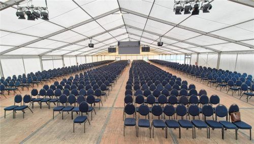 Die Stühle stehen schon: In Wasserburg wurde gestern die Generalversammlung der RSA-Bank, die heute Abend im Frühlingsfest-Zelt stattfindet, vorbereitet. Foto Rieger