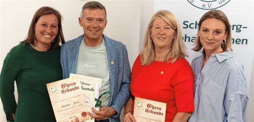 Die SVS-Vorsitzende Eva Fuchs (links) und ihre Stellvertreterin Ramona Sieber (rechts) mit den neuen Ehrenmitgliedern Andreas Jörns und Alexandra Leicher.Foto  re