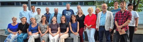 Die Teilnehmer des Treffens vor der Mittelschule.Foto  Rieger