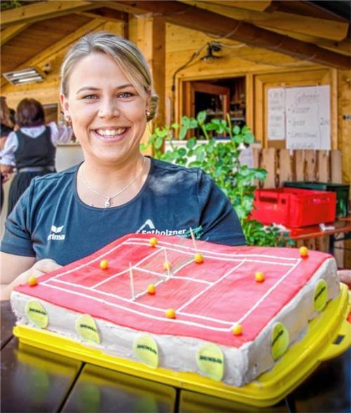 Die Tennisabteilung der SpVgg Jettenbach feiert Jubiläum mit selbst gemachten Kuchen und vielem mehr. Foto gerstner
