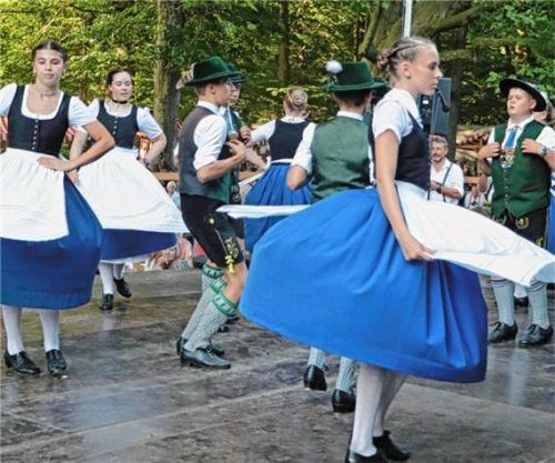 Die Trachtenjugend in Aktion. Foto Stache