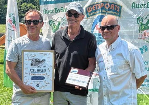 Die Übergabe der IWWF-Trophäe: Thomas Bauer, Vorstand des WSCKR, Axel Müller sowie Jürgen Pitz, Mitglied der IWWF-Kommission „Hall of Fame“ (von links).Foto re