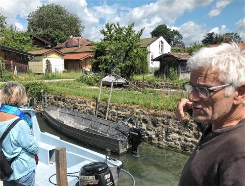 Die Unterhaltskosten für die eigenen kleinen Häfen der Insulaner werden immer höher, erklärt der neue Bürgermeister Georg Klampfleuthner (rechts) bei einem Rundgang. Foto Dachs