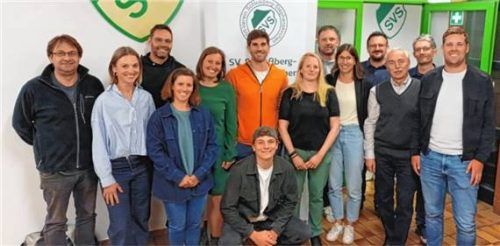 Die Verantwortlichen im SV Schloßberg-Stephanskirchen: Christian Holzeder, Ramona Sieber, Andreas Mayr, Birgit Riediger, Eva Fuchs, Louis Peters (kniend), Michael Hoffmann, Christine Lederer, Christian Bonholzer, Christine Thanner, Rudi Schnell, Andreas Scheibenzuber, Julien Bels und Simon Marold (von links).Foto  re