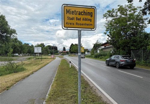 Die Versetzung der Ortstafel am Ortseingang von Mietraching ist ein politischer Dauerbrenner. Foto Kotter