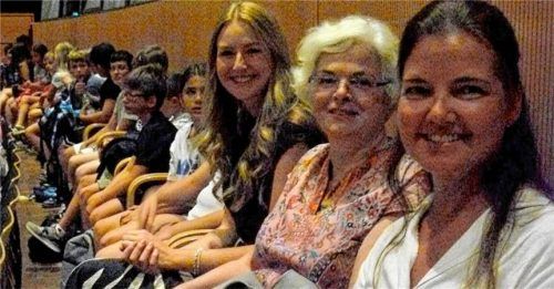 Die Vertreterinnen der Graslitzer Schule im Publikum. Erika Fischer
