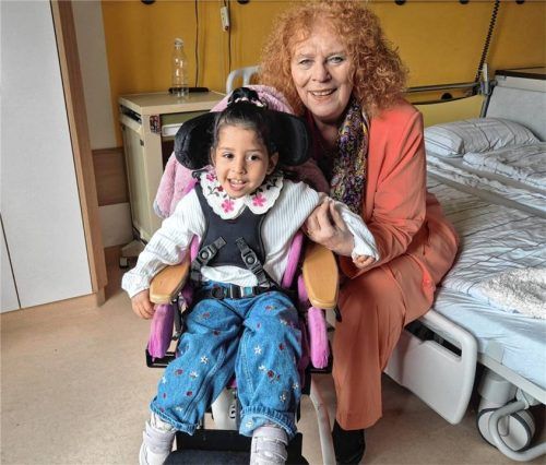 Die vierjährige Basmala aus Algerien hat einen seltenen Gendefekt und wird derzeit an der Schön Klinik in Vogtareuth behandelt. Für die weitere Therapie sind Medikamente und orthopädische Hilfsmittel notwendig, die teuer sind. Daher bittet Petra Windisch de Lates von der „Deutschen Lebensbrücke“ um Spenden für die Familie. Foto Sabrine Basmala