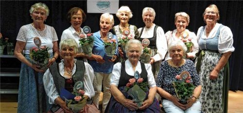 Die Vorsitzende Regina Ramthun (rechts hinten) und die Jubilarinnen. Foto re