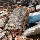 Mauer stürzt auf WC-Häuschen