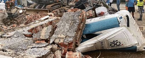 Die Wucht der umstürzenden Mauer zerquetschte die Toilettenkabine völlig. Trotz der massiven Zerstörung des WC-Häuschens konnte der verletzte Isolierarbeiter zügig aus den Trümmern befreit werden. Foto re