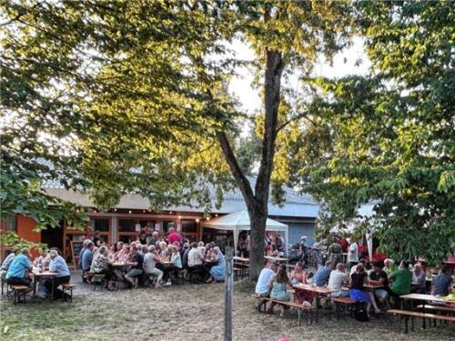 Die zahlreichen Besucher nutzten die Gelegenheit für Gespräche. Foto Richterstetter