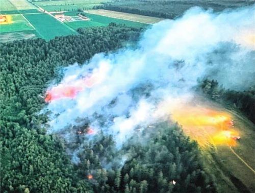 Diese Luftaufnahme zeigt das Ausmaß des Feuers. Am heutigen Dienstag werden die Löscharbeiten fortgesetzt.