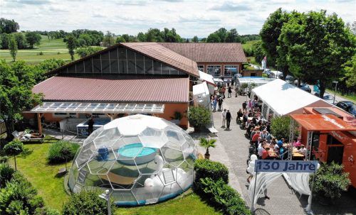 Diese Luftaufnahme zeigt das große Jubiläumsfest 2024. Über die Jahrzehnte ist das Pool-Fest® zu einem festen Termin im Kalender von Kunden, Freunden, Geschäftspartnern und Interessierten weit über die Grenzen Buchbachs hinaus geworden.