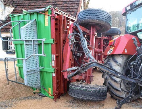 Dieses Bild zeigt ein Traktor-Gespann, das bei einem Unfall in der Region 2024 umkippte (Symbolbild). Auch bei dem aktuellen Unfall am Freitag kippte ein Anhänger um, eingeklemmt wurde glücklicherweise niemand. Foto fib/Eß