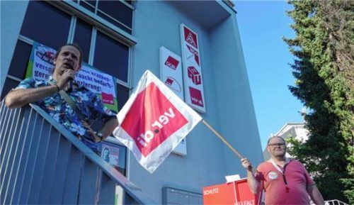 Domingo Heber (links) fordert Widerstand gegen den Sozialabbau. Foto Schubert