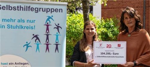 Doris Räder von den Sparkassenstiftungen Zukunft (rechts) übergibt einen symbolischen Spendenscheck an Nadine Hausburg von der Diakonie Rosenheim. Foto sparkassenstiftung