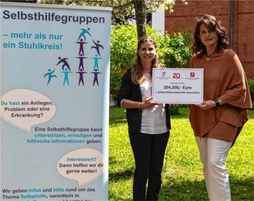 Doris Räder von den Sparkassenstiftungen Zukunft (rechts) bei der symbolischen Spendenübergabe mit Nadine Hausburg von der Diakonie Rosenheim.Foto Sparkassenstiftungen Zukunft