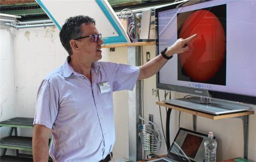 Dr. Arno Riffeser, Physiker im wissenschaftlichen Kernteam des Wendelstein-Observatoriums, richtet den Blick auf diedynamischen Vorgänge der Sonnenoberfläche. Foto re