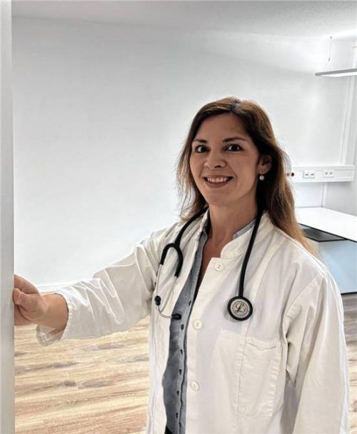 Dr. Sonja Gebhardt freut sich auf die ersten Patienten: Noch laufen die Umbauarbeiten in der neuen Hausarztpraxis auf vollen Touren. In wenigen Tagen will sie hier die ersten Patienten behandeln.Fotos  Honervogt