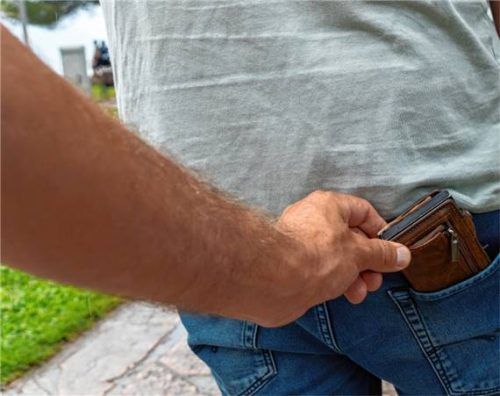 Drei bislang unbekannte Täter sollen einen 34-jährigen Bad Aiblinger in der Nähe des Kurparks erst zu Boden geschubst und ihm dann seine Geldbörse aus der Hosentasche gezogen haben (Symbolfoto). Foto dpa