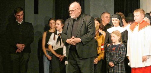 Dr.Reinhard Kardinal Marx auf der Bühne des Volkstheaters Bad Endorf. Nach dem Besuch von „Pater Rupert Mayer“ ermutigte der Erzbischof die Zuschauer, sich gegen jede Form von Menschenfeindlichkeit zu stellen.