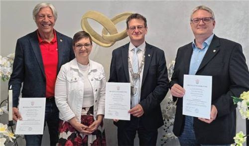 Dürfen ab sofort Paare in Töging trauen: (von links) Dritter Bürgermeister Werner Noske, Standesamtsleiterin Andrea Blümelhuber, Bürgermeister Marco Harrer und Zweiter Bürgermeister Daniel Blaschke. Foto Winkler