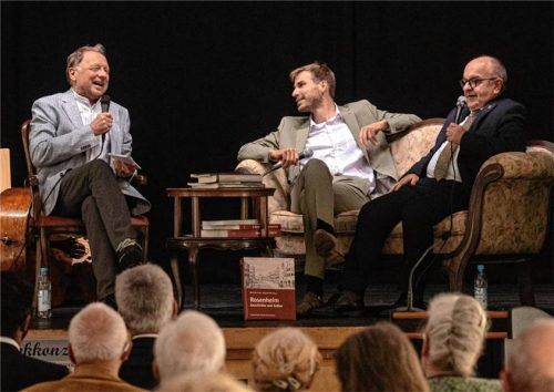 Durchaus launig war eine Podiumsdiskussion, die Christian Poitsch (von links) mit Simon Hausstetter und Karl-Heinz Brauner, den beiden Vorsitzenden des Historischen Vereins, zu Gegenwart und Zukunft historischer Aktivitäten führte. Foto Thomae