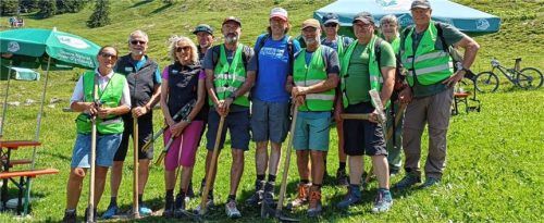 Ehrenamtliche Helfer der Wegeaktion. Foto Conrad