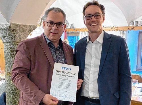 Ehrender und Geehrter: (von links) Tobias Kurzmaier und Stefan Högenauer. Foto meindl