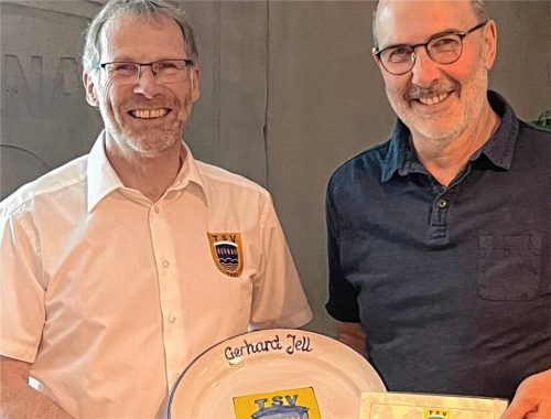 Ehrenteller als Dankeschön: Der Vorsitzende des TSV Bernau, Dr. Ansgar Schwirtz (links), gratuliert Gerhard Jell (rechts) zu 50 Jahren Mitgliedschaft im TSV Bernau. Foto  re