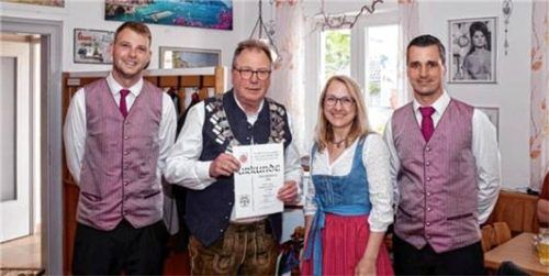 Ehrung des Stadtschützenkönigs: (von links) Schützenmeister Richard Haberger, Stadtschützenkönig Konrad Bauer, Bürgermeisterin Claudia Hungerhuber und Sportleiter Eugen Haselbeck.Foto