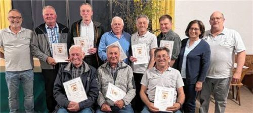 Ehrungen beim EC Frauendorf: (von links, hinten) Stellvertretender Vorsitzender Michael Nannig, Hans Zieglgänsberger, Johann Speckbacher, Andreas Auer, Hubert Speckbacher, Georg Bollner, Bürgermeisterin Petra Jackl und EC-Vorsitzender Matthias Hochreiter sowie (von links, vorne) Josef Huber, Josef Köppl und Andreas Osl.Foto Bachmaier