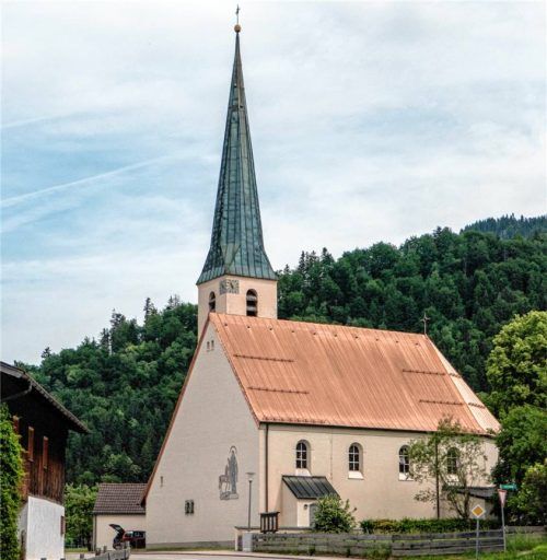 Ein berührendes Zeichen christlicher Nächstenliebe und tiefer Heimatverbundenheit sei die Spende des Ehepaars Gabriel: Sie ermöglichten mit 150.000 Euro das neue Kirchendach. Foto Flug