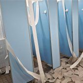 Unbekannte verwüsten Grundschule