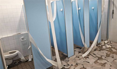 Ein Bild der Verwüstung: Die Täter hinterließen verstopfte Waschbecken und Toiletten. Wasser verteilte sich im Stockwerk und sickerte durch die Decke in darunterliegende Räume. Foto RE