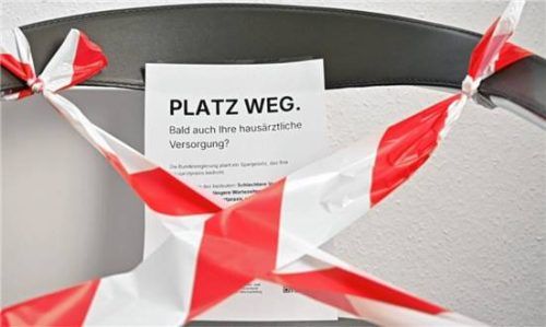 Ein gesperrter Stuhl in einer Arztpraxis weist auf die Folgen des GKV-Sparpakets hin. Foto DPA