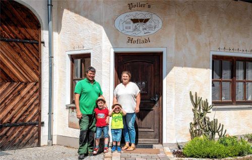 Ein halbes Jahrhundert: Familie Poller vor dem Hofladen in Eichheim bei Ampfing. Hier wird das Prinzip „Vom Erzeuger direkt zum Verbraucher“ gelebt. Fotos Rudolf Mayer