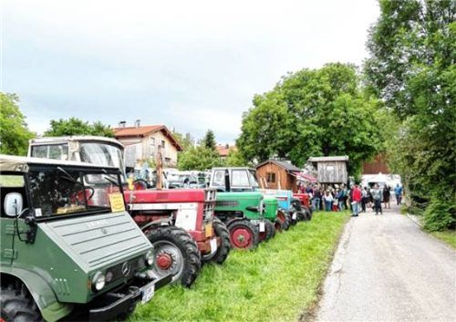 Ein historischer Unimog und weitere Traktoren säumen den Wegrand für die Besucher. Foto Hötzelsperger