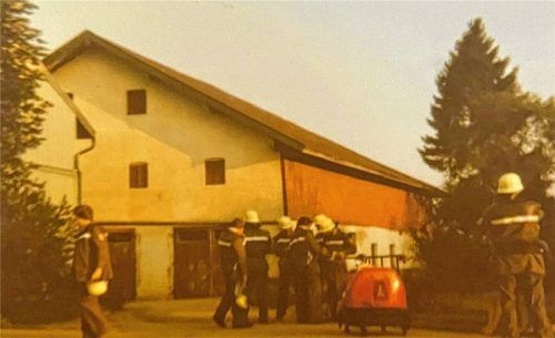 Ein historisches Foto zeigt die Windener Wehr 1974 bei einem Einsatz in Oberndorf. Foto Meindl