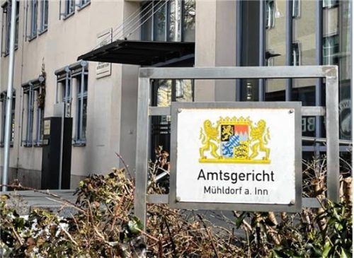 Ein kleiner Junge soll im Haus seiner Großeltern missbraucht worden sein – von seinem eigenen Onkel. Der Prozess fand am Amtsgericht Mühldorf statt. Foto dpa/Roland Holschneider, Christa Latta