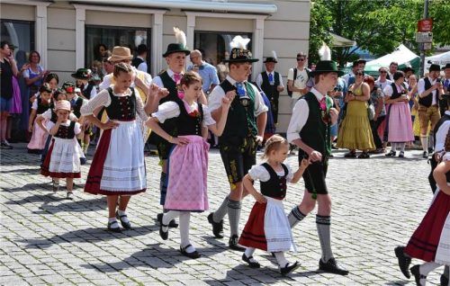 Ein schönes Zeichen setzte das Miteinander der Rosenheimer Trachtenvereine. Foto  Schlecker