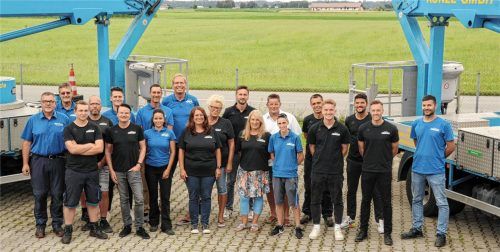 Ein Teil der Belegschaft am neuen KUNZE Hauptsitz in Bruckmühl: Das engagierte, mittlerweile rund 45-köpfige Team führt die vor über 35 Jahren begonnene Erfolgsgeschichte in nächster Generation erfolgreich fort.