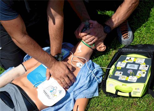 Ein Trainingsgerät von einem Automatisierten Externen Defibrillator (AED) ist während einer Übung an einer Puppe im Einsatz. Foto dpa