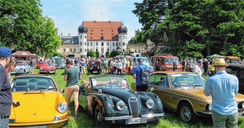 Ein wahres Postkartenmotiv mit historischem Schloss und edlen Karossen. Foto Baumann