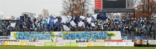 Ein weiß-blaues Fahnenmeer: Die Löwenfans stürmten im November 2017 die Wacker-Arena, mussten dann aber ohne Punkte wieder abreisen.Foto Buchholz