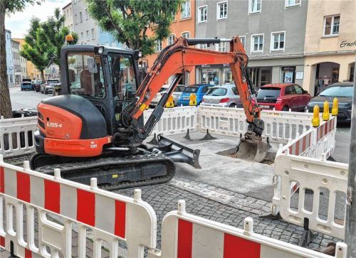 Eine Anliegerin informierte am Montag den Bauhof über die Absenkung. Bereits am morgigen Donnerstag soll die Schadstelle wieder geteert werden. Fotos Rieger