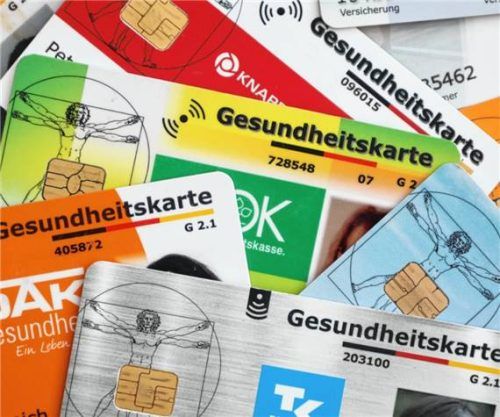Eine Auswahl an Gesundheitskarten gesetzlicher Krankenkassen in Deutschland. Foto dpa