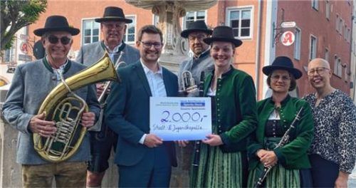 Eine Delegation der Stadtkapelle bei der Scheckübergabe: (von links, vorne) Fred Leserer, Michael Kierner (Sparda-Bank), Johanna Holzner, Silvia Baumgartner, Nadine Keitzl sowie (von links, hinten) Günther Langgartner und Jürgen Kindler. Foto Rath